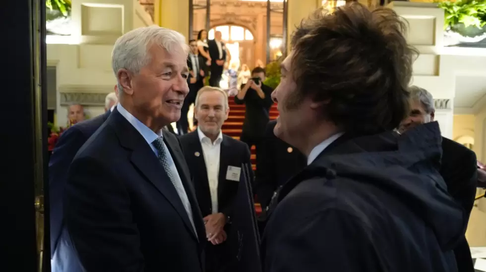 Jamie Dimon y Javier Milei, un saludo protocolar no sin gestos de reconocimiento