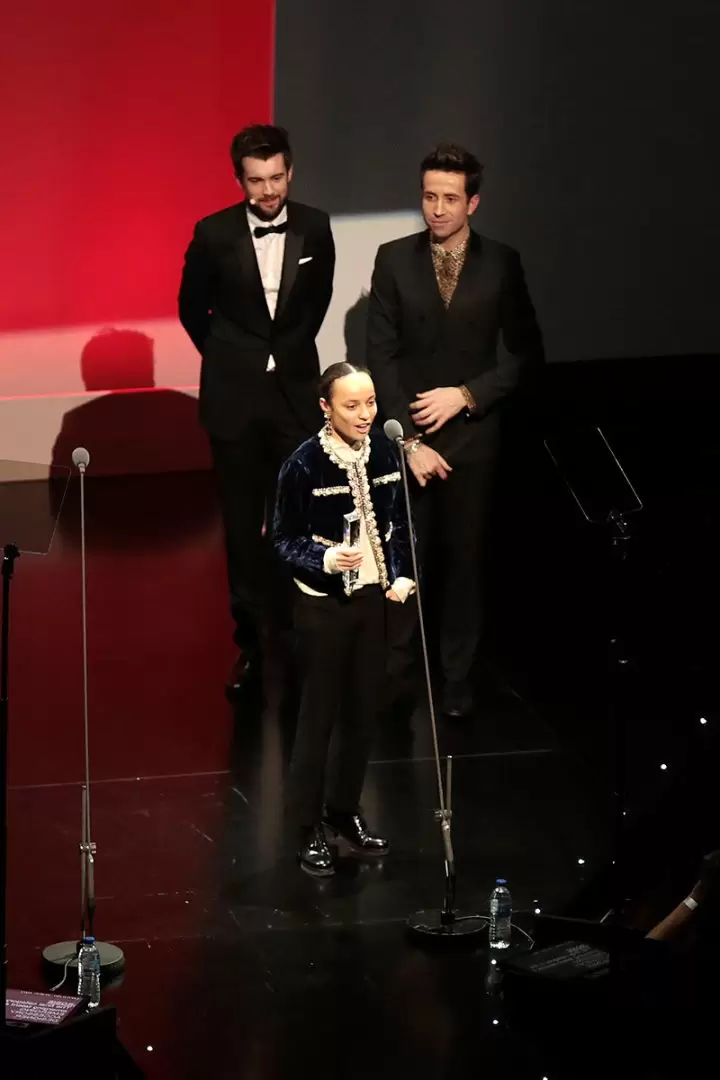 Grace Wales Bonner recibiendo un premio en 2015