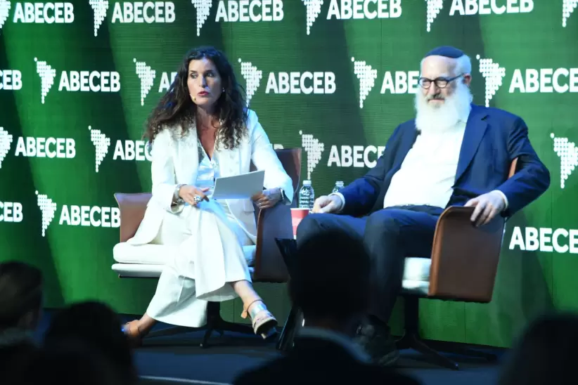 Eduardo Elsztain junto a Julia Bearzi en el Foro ABECEB 2025