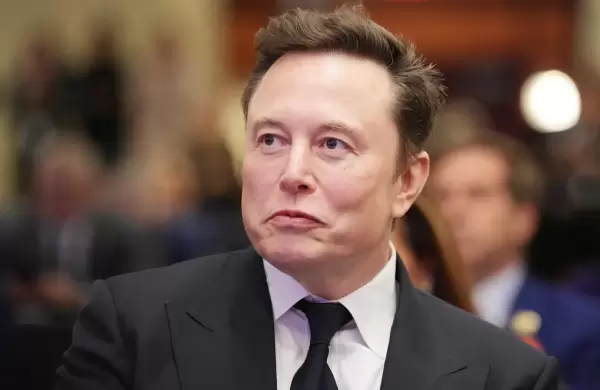 Elon Musk lanza una nueva advertencia sobre la IA: "Será un tsunami supersónico"