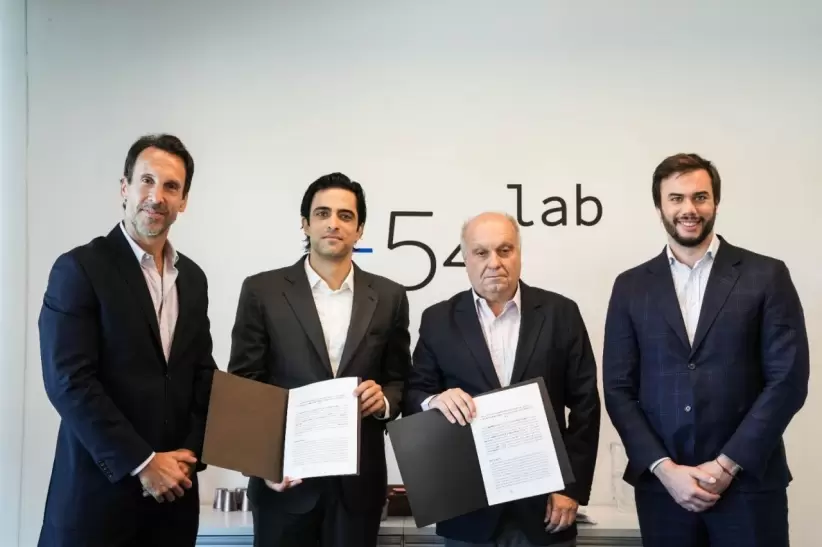 Ondarra junto a autoridades del Gobierno de la Ciudad como Hernán Lombardi y Augusto Ardiles en la firma del convenio de colaboración.