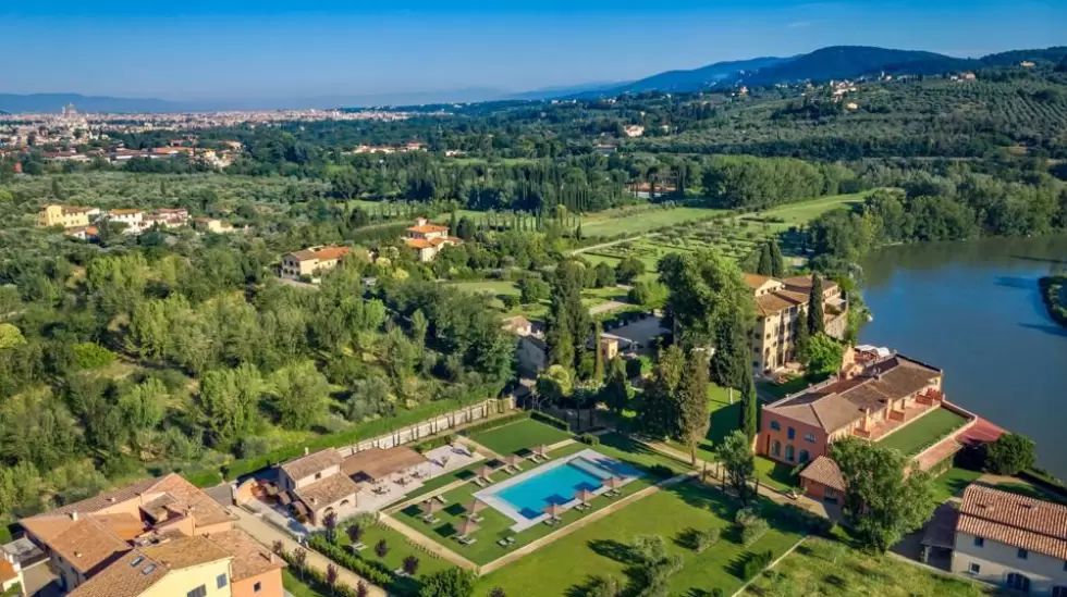 Vistas desde el ro Arno hasta las colinas de Chianti en Villa La Massa