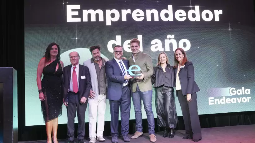 pierpaolo barbieri fundador de uala recibe premio emprendedor del ano junto al board de endeavor