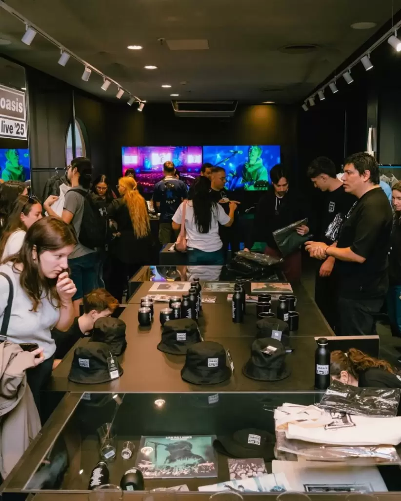 oasis desato la locura en palermo ŸŽ el sabado abrio la fan store oficial y el britpop tomo buen