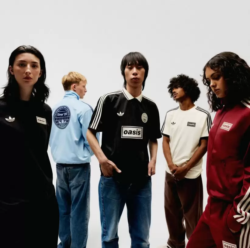 La propuesta de 'Adidas Originals x Oasis' incluye zapatillas, remeras y camperas en tonos negros y azules, que hacen referencia a letras, discos y momentos claves del grupo