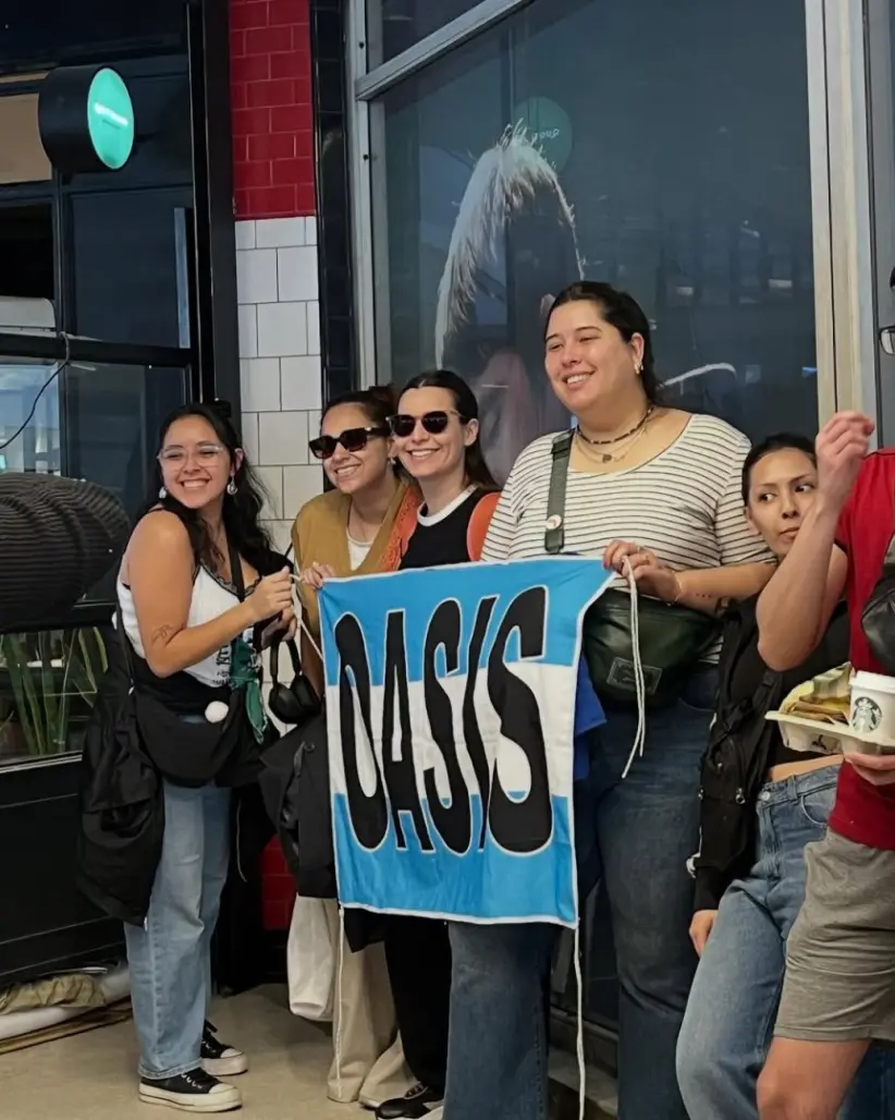 oasis desato la locura en palermo ð¸ el sabado abrio la fan store oficial y el britpop tomo buen (3)