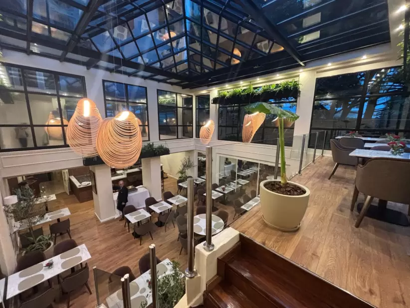 Calaf, el restaurante renovado del hotel, incorpora una cúpula de vidrio que llena de luz natural el espacio