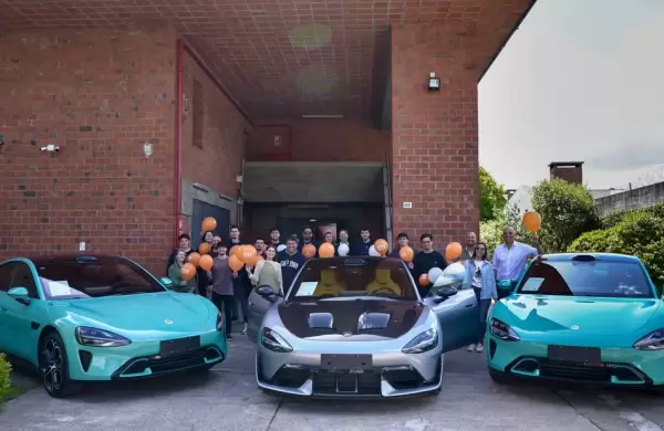 Xiaomi prepara su desembarco automotriz en Uruguay: la preventa del SU7 comenzar a mediados de 2026 y las entregas en 2027