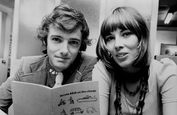 Un viaje improvisado y una historia de amor: cmo naci Lonely Planet, la gua de viajes ms influyente del mundo
