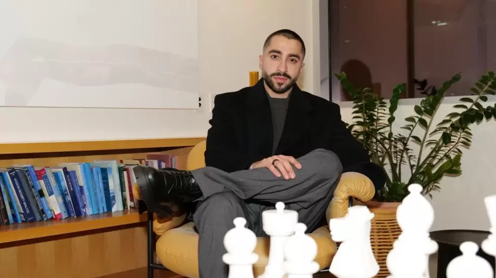 Ali Ansari, CEO de micro1, posa para una foto en San Francisco.