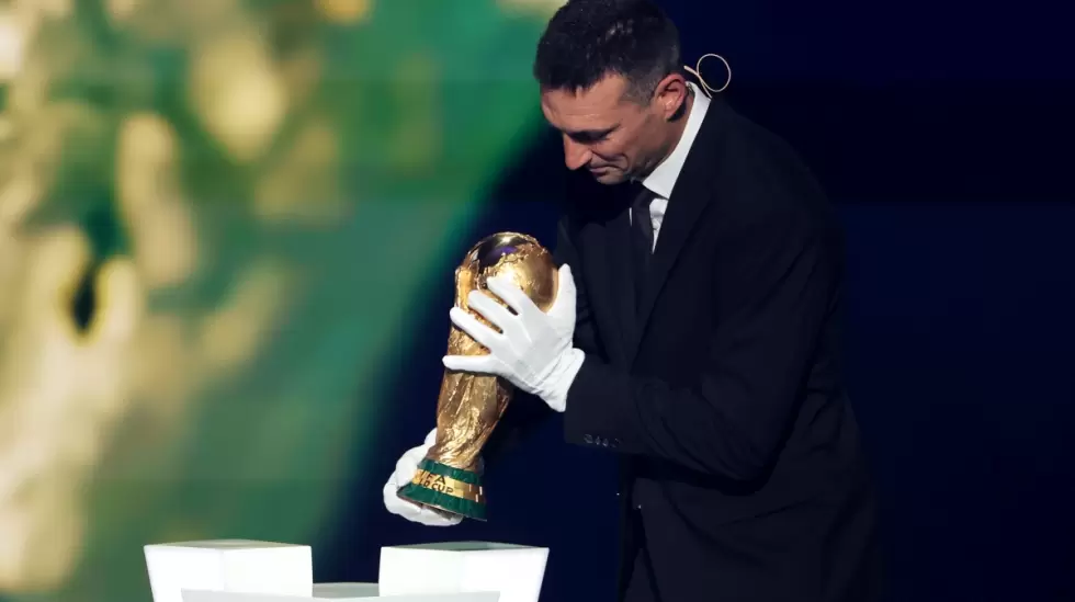 Lionel Scaloni entrega la Copa del Mundo para el sorteo