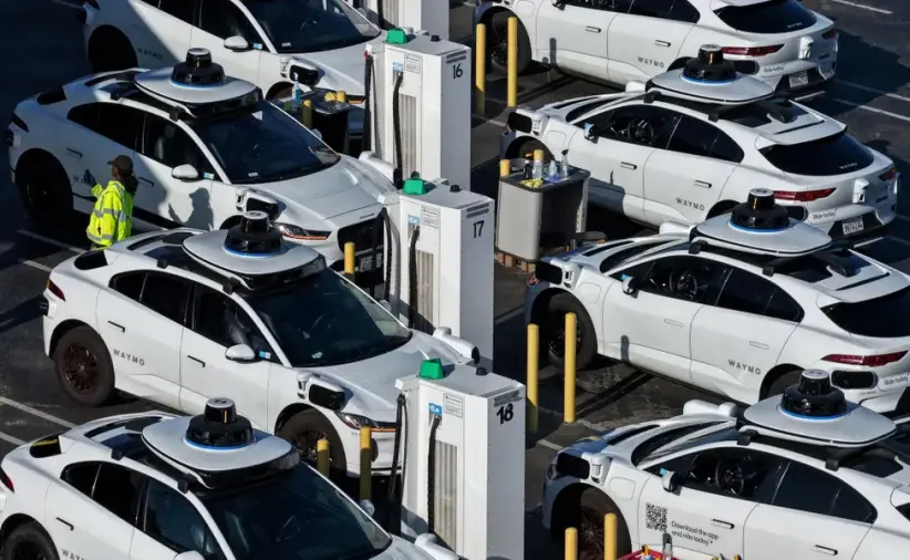 Waymo, la empresa que lidera el negocio de robotaxis, consiguió US$ 16.000 millones para ampliar sus operaciones en nuevas ciudades y aumentar su flota de vehículos automatizados.