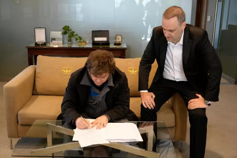 Milei firma reforma laboral