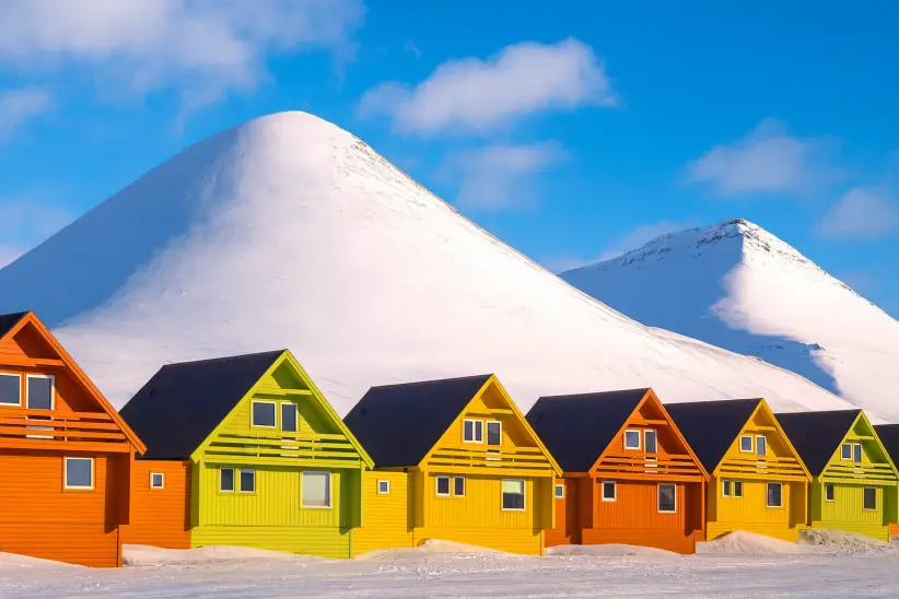 casita colorida en paisaje nevado