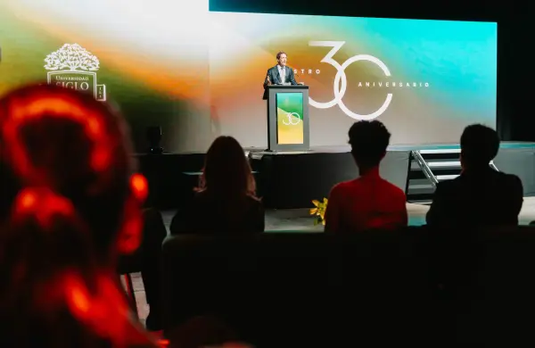 Universidad Siglo 21 celebró sus 30 años con un megaevento que reunió a líderes, empresas y funcionarios
