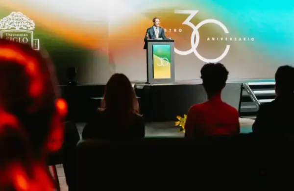 Universidad Siglo 21 celebró sus 30 años con un megaevento que reunió a líderes, empresas y funcionarios
