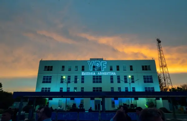 La refinería de YPF que cumplió 100 años y se renueva para competir en el mundo