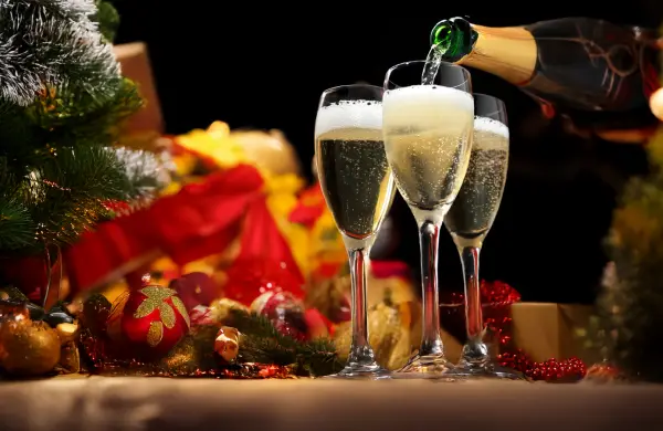 El champagne ya no espera a las doce: seis espumosos para descorchar en la cena navideña