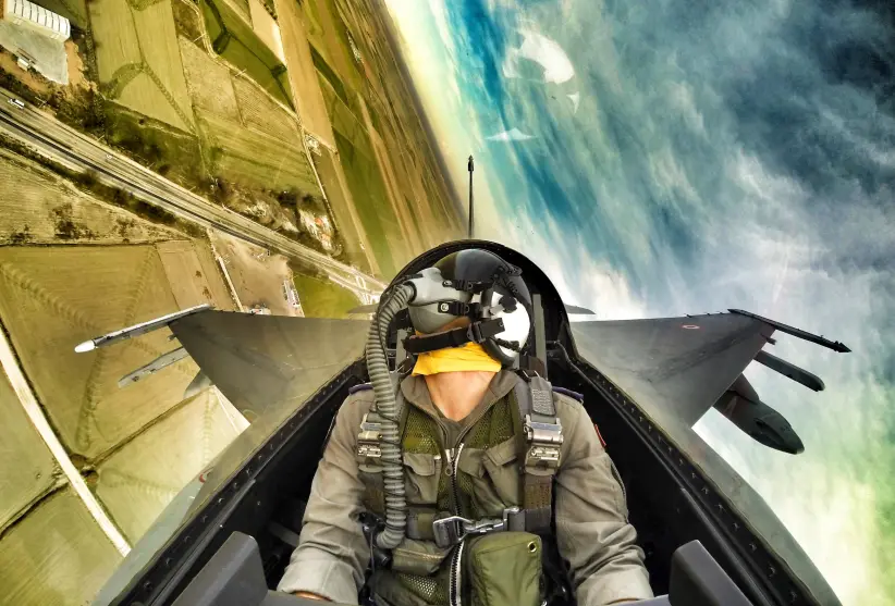 piloto-conduciendo-el-avion