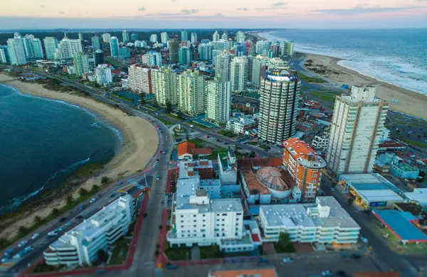 Punta del Este 2026: beneficios fiscales y movilidad premium para turistas argentinos