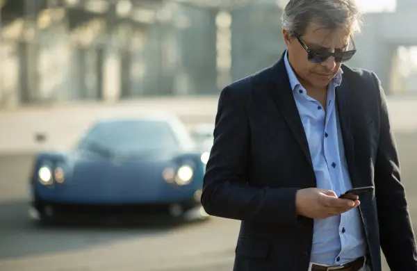 Jorge Gómez, el coleccionista de autos lujosos que vivía en una casa prefabricada sin baño