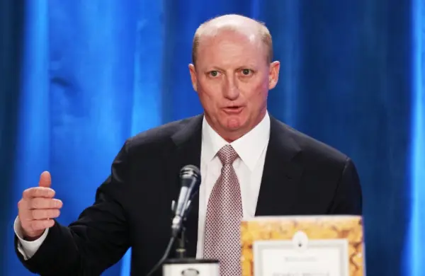 Greg Abel asume el mando de Berkshire Hathaway: el heredero metódico del legado de Warren Buffett