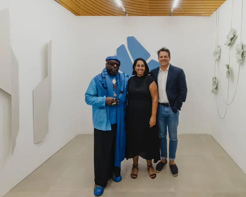 Laura Bardier, César Escandarani y Bonaventure Soh Bejeng Ndikung. Foto: Gentileza.
