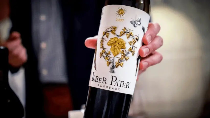 una caja con anadas exclusvas de liber pater wines de bordeaux. 