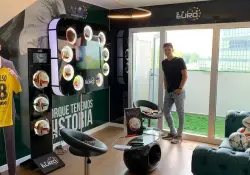 Creó su propia marca de pelotas, compite con Adidas y Penalty y sedujo a Di María