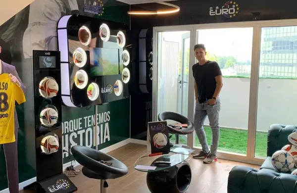 Creó su propia marca de pelotas, compite con Adidas y Penalty y sedujo a Di María