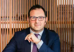 Perdió casi todo en Egipto, apostó por el petróleo en India y hoy quiere construir centros de datos en el espacio