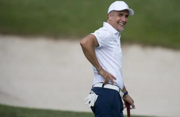 Batistuta dijo presente en el torneo de golf que reunió a exjugadores del fútbol mundial