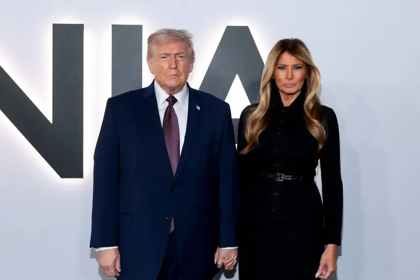 Donald Trump junto a su mujer durante la presentación del documental: Melania (Photo by Dimitrios Kambouris/Getty Images)