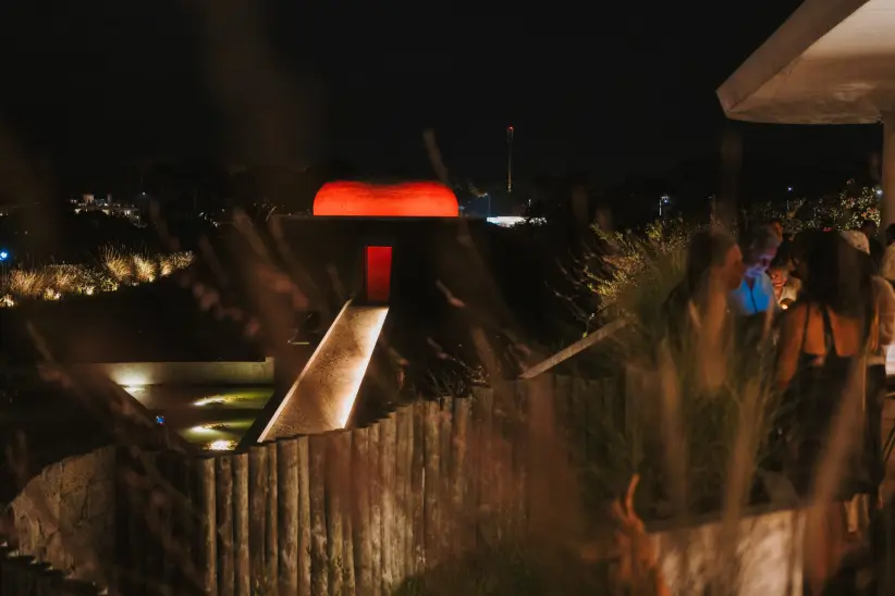 Ubicado dentro del predio de Posada Ayana, Skyspace Ta Khut es una obra permanente del “maestro de la luz”, James Turrell