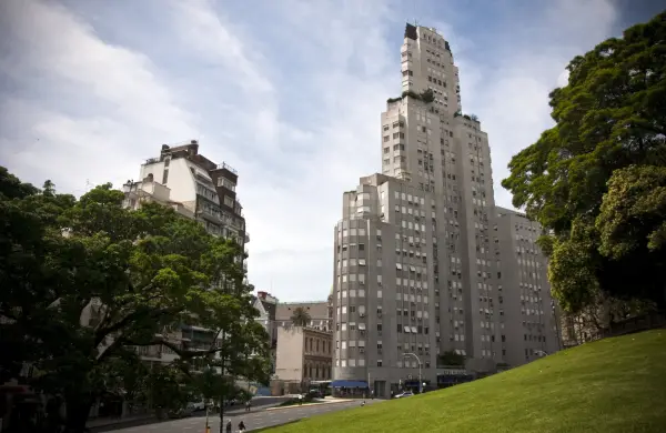 Legendario piso del edificio Kavanagh: llegó a valer casi u$s 8 millones y esta a punto de venderse por un cuarto de su valor