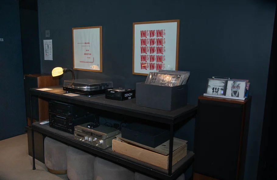overo_0006_sala de vinilos - Forbes Argentina