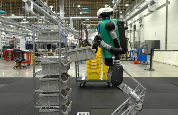 El robot humanoide Digit de Agility Robotics trabajando en un centro logístico.
- -