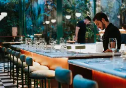 Desde la primera fila: ¿por qué la barra es el nuevo espacio VIP de los restaurantes?