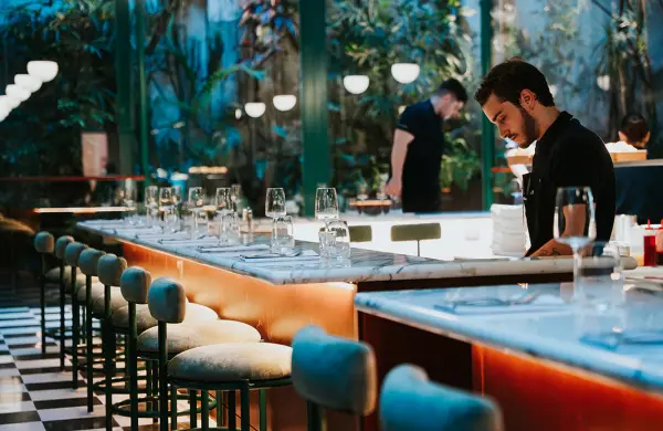 Desde la primera fila: ¿por qué la barra es el nuevo espacio VIP de los restaurantes?