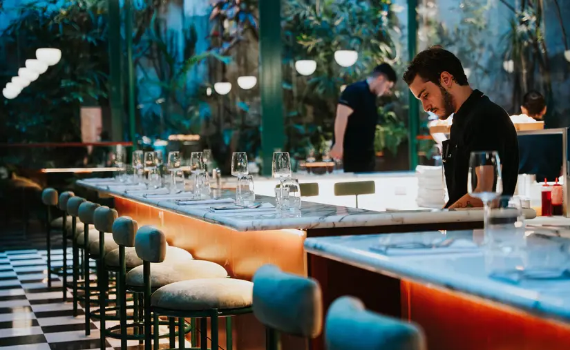 Desde la primera fila: ¿por qué la barra es el nuevo espacio VIP de los restaurantes?