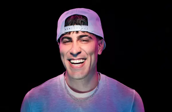 De YouTube al escenario: cómo Alejo Igoa convirtió más de 100 millones de seguidores en siete shows en el Movistar Arena