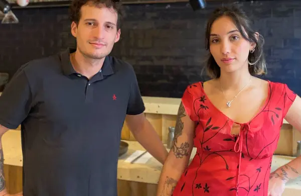 Son pareja, se dedican a la gastronomía, y abrieron dos cadenas de sushi y un bodegón: la sociedad detrás de Neko, Maneki y René, el bodegón 