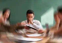 Por qué explicar de más hace que los gerentes suenen inseguros (aunque tengan razón)