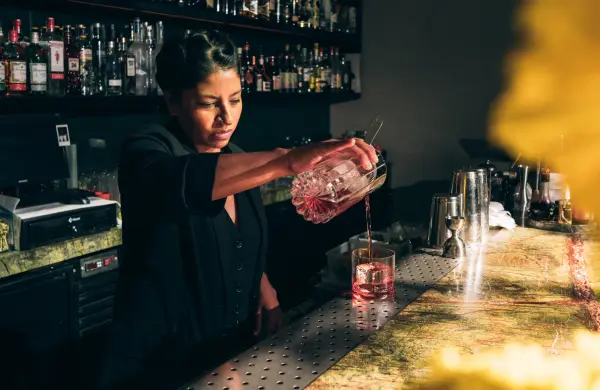 Día del bartender: apostó por la coctelería sin alcohol y hoy sus versiones se venden igual que los clásicos