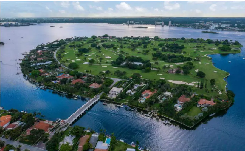 El fundador de Amazon reside en Indian Creek Village, la isla urbana conocida como “la isla de los millonarios” en Miami.