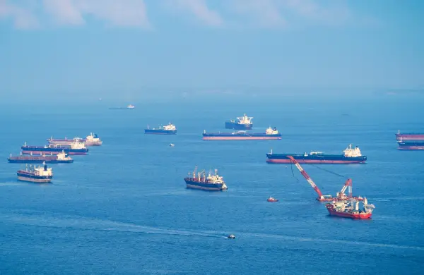 Los buques petroleros ya evitan el Estrecho de Ormuz y la tensión en Medio Oriente sacude al mercado energético