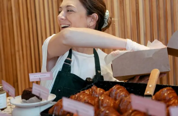 Empezó haciendo pastelería en el garaje de su casa, hoy vende 6.000 tortas por año y hasta ofrece recetas online