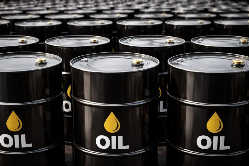 barriles de petroleo brillantes y ordenados