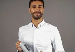 A los 28 años y con USD 10 mil de inversión, lanzó las primeras 40 mil latas de agua energizante con cafeína de la Argentina 