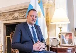 Adorni con Forbes en NY: “Si pudiera volver atrás, evidentemente mi mujer no se hubiera subido al avión”